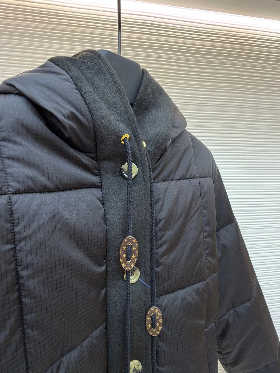 LOUIS VUITTON tear-resistant quilted hooded jacket ●Item number: 1681321-C65 ●Fabric: polyester fiber fabric ●Technology: Printing ●Color: black ●Version: Fitted version ●Weight: about 670 grams ●Size: 36-38-40 ●Description: This style adopts a neat straight cut, which hides the lean body and allows free movement. The hood is equipped with a drawstring, which is windproof and practical. The inner lining is decorated with the brand's unique print, highlighting its unique personality in every detail, creating a dual charm both inside and outside. This style of clothing focuses on functional fabrics. The main fabric is made of 100% nylon, giving it excellent wear resistance and strength; the lining is 100% polyester, which brings a smooth touch and improves breathability and moisture removal. Made of polyester and cotton blend in some areas, it balances comfort and durability. In addition, the specially added polyvinyl chloride coating can effectively enhance the water and wind resistance of the product, making it highly practical. The overall wiring is straight and delicate, the fabric is comfortable and soft, and the color is consistent without color difference. It can be matched with the same style to create a fashionable look and control various occasions. Customized accessories, complete with three standards, same style for men and women!